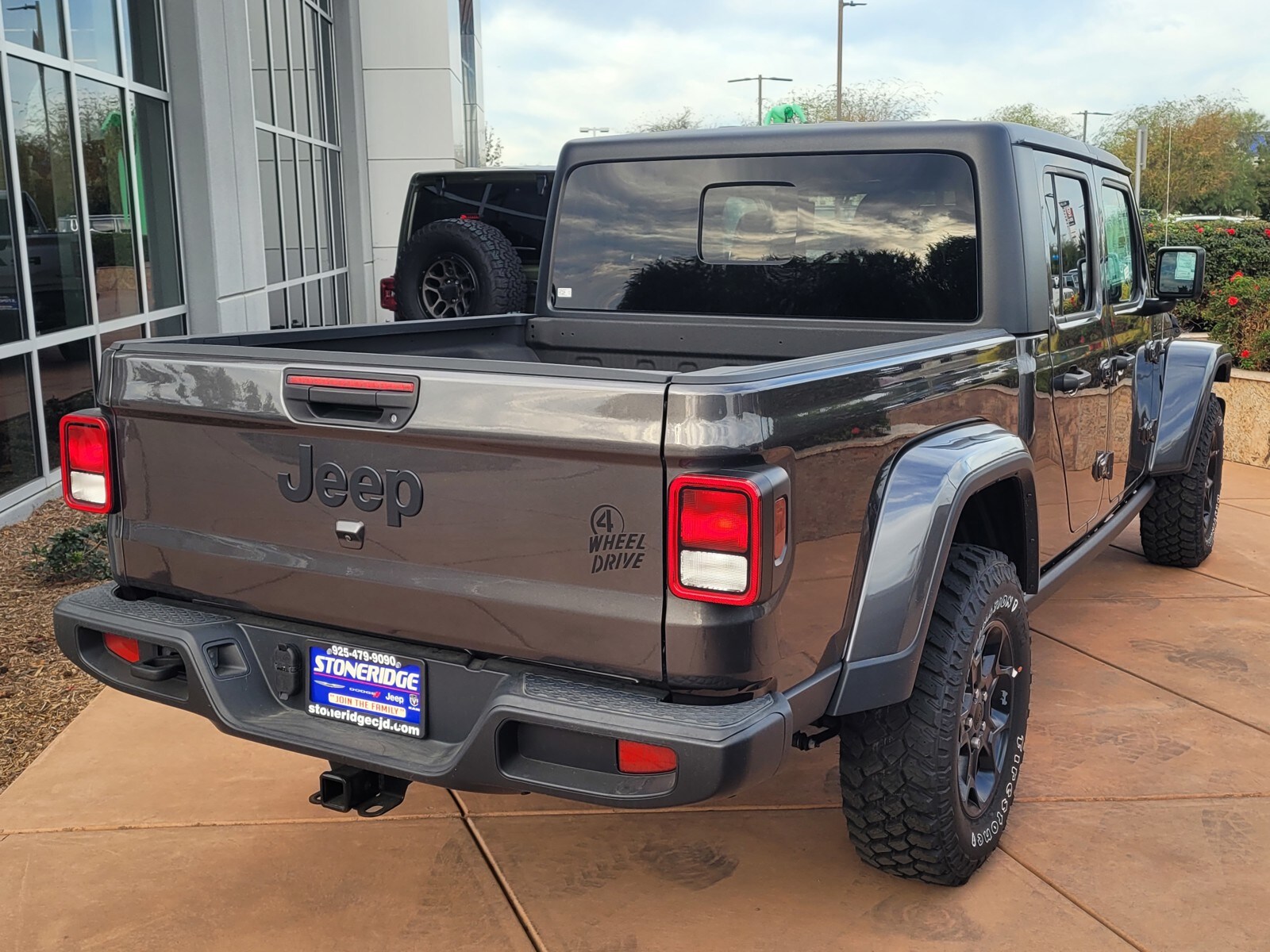 2023 Jeep Gladiator Willys photo 3