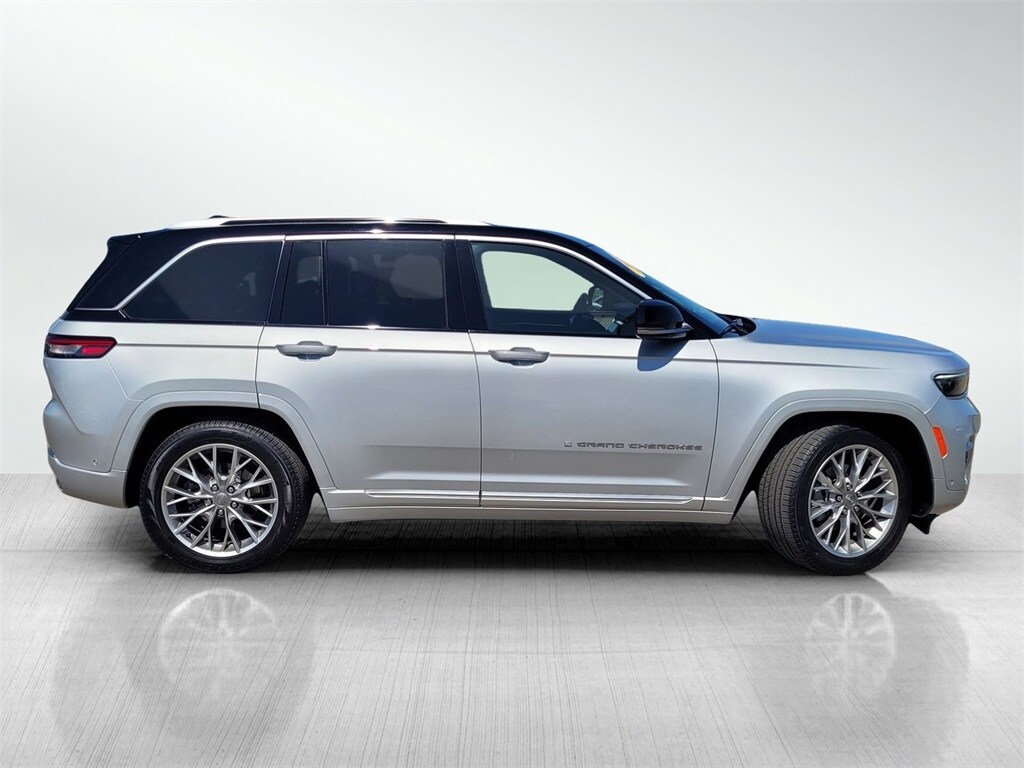 2022 Jeep Grand Cherokee Summit photo 3