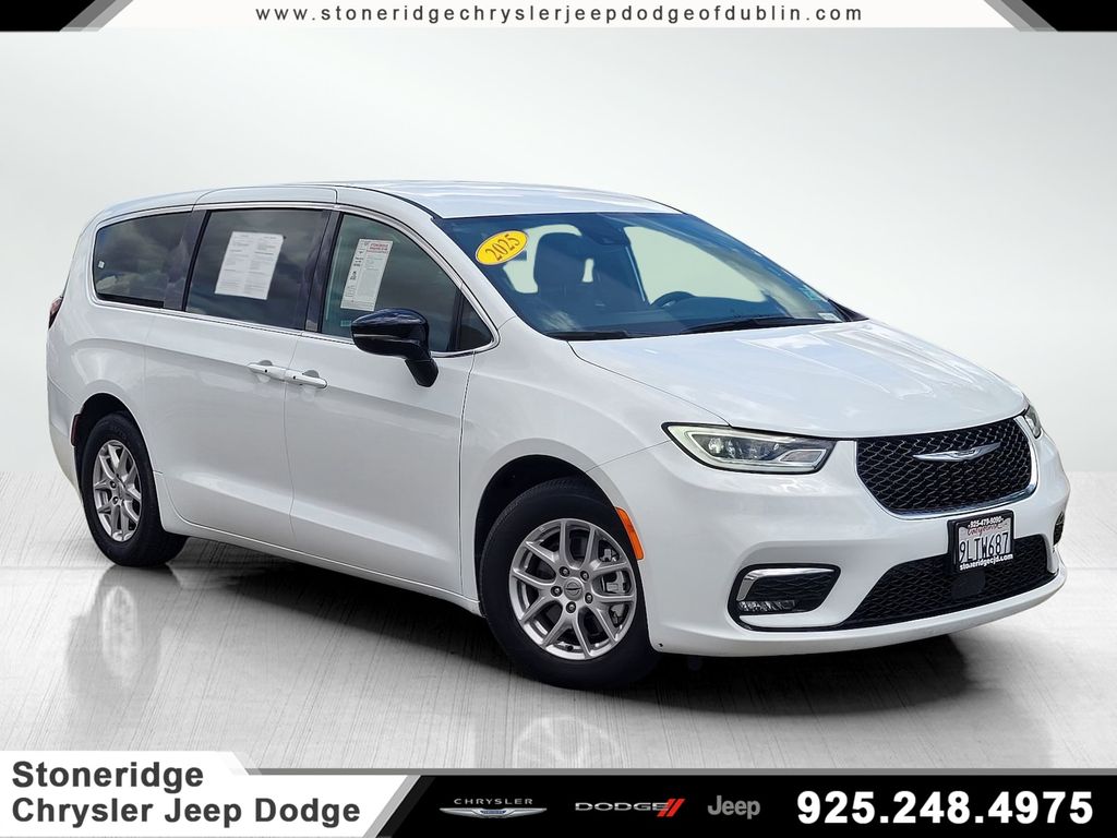 2025 Chrysler Pacifica Select's photo
