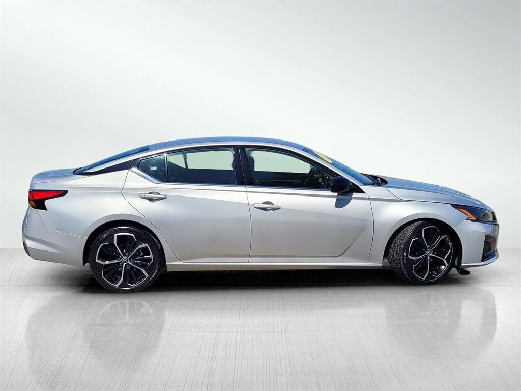 2023 Nissan Altima 2.5 SR photo 3