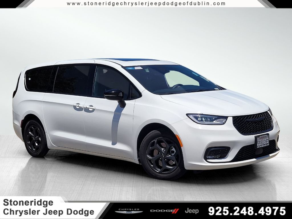 2023 Chrysler Pacifica Hybrid Limited Hybrid's photo