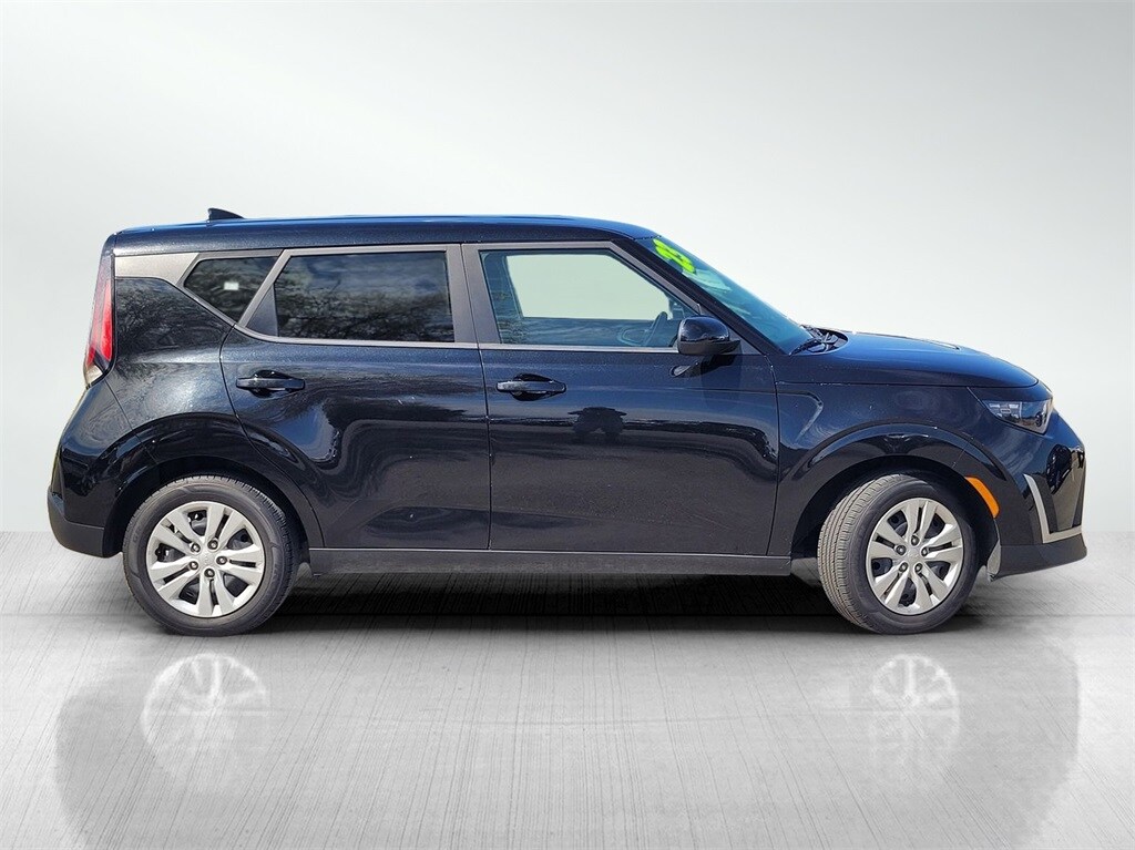 2023 Kia Soul LX photo 3