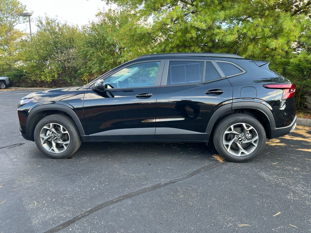 2024 Chevrolet Trax LT photo 2