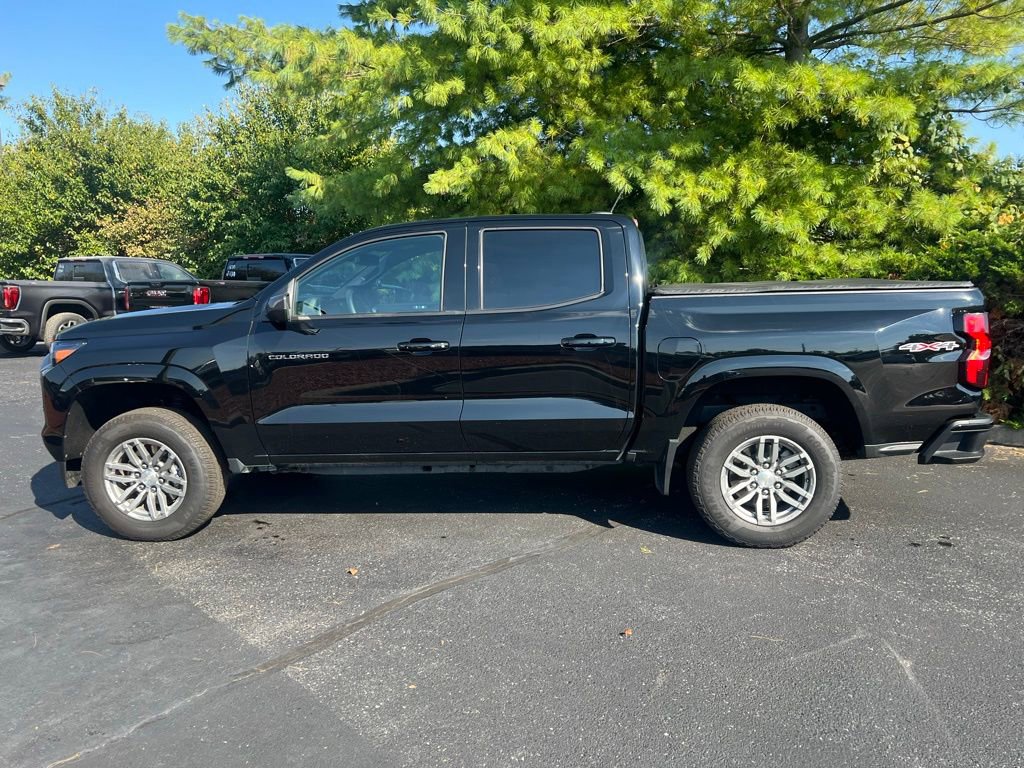 2024 Chevrolet Colorado LT photo 2