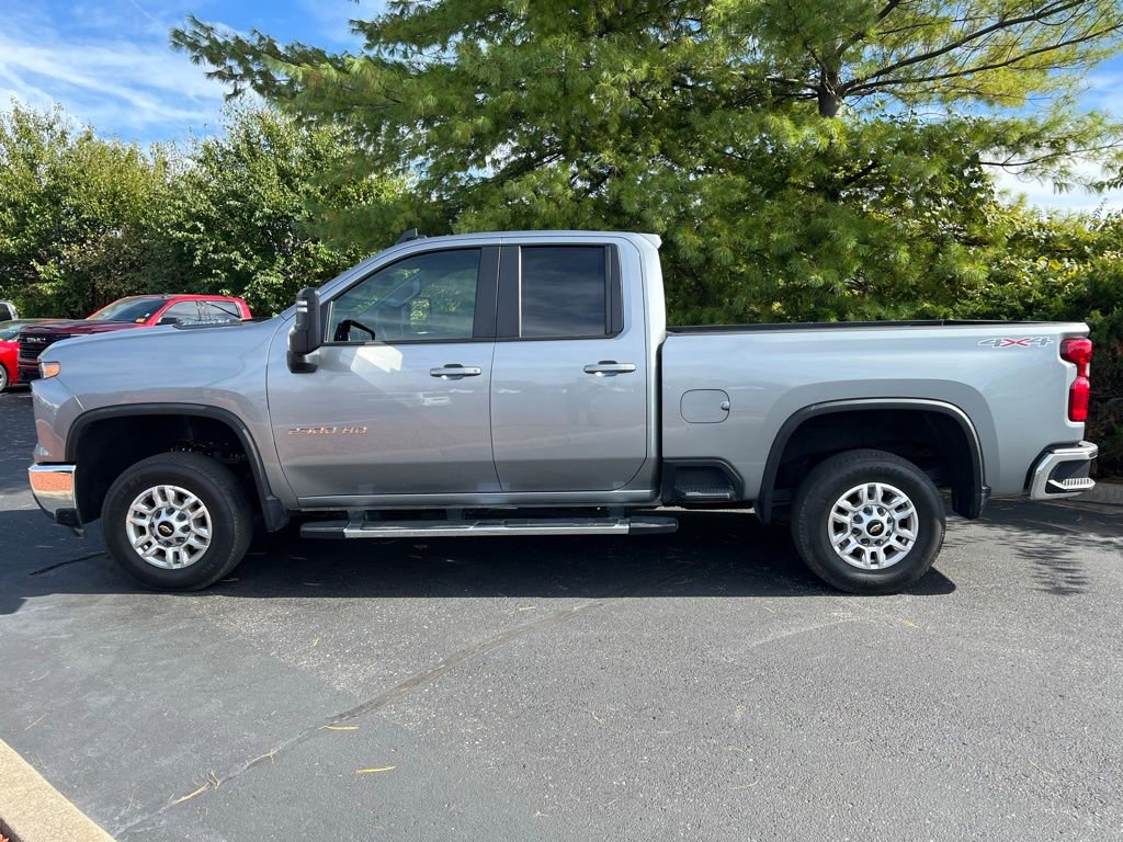 2024 Chevrolet Silverado 2500HD LT photo 2