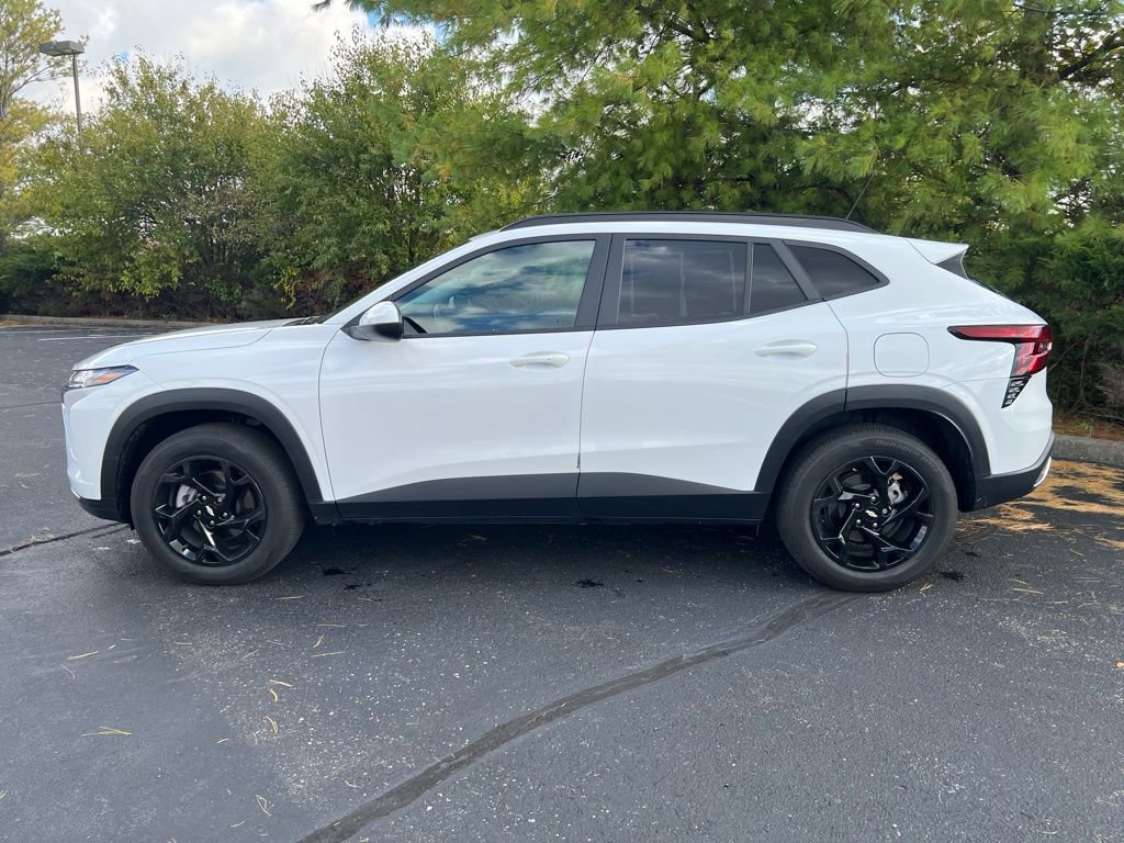 2024 Chevrolet Trax LT photo 2