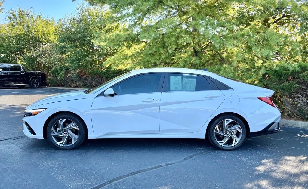 2024 Hyundai Elantra SEL Convenience photo 2