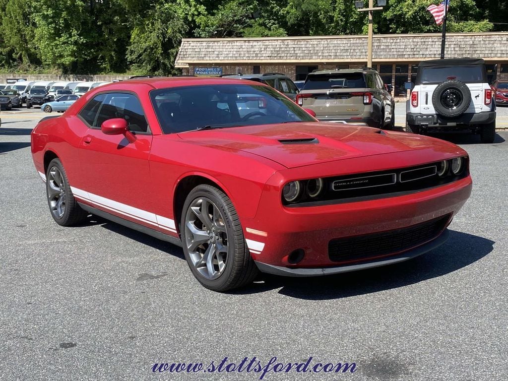 2017 Dodge Challenger SXT's photo