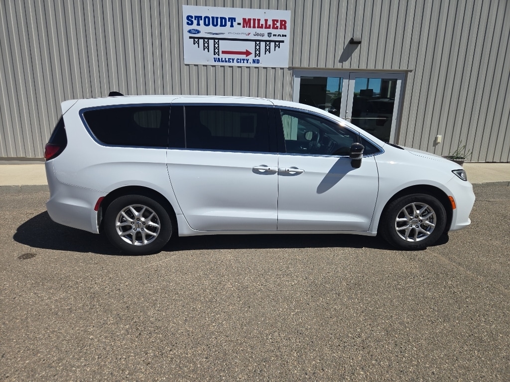 2025 Chrysler Pacifica Select's photo