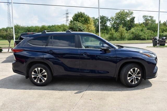 2023 Toyota Highlander L photo 3