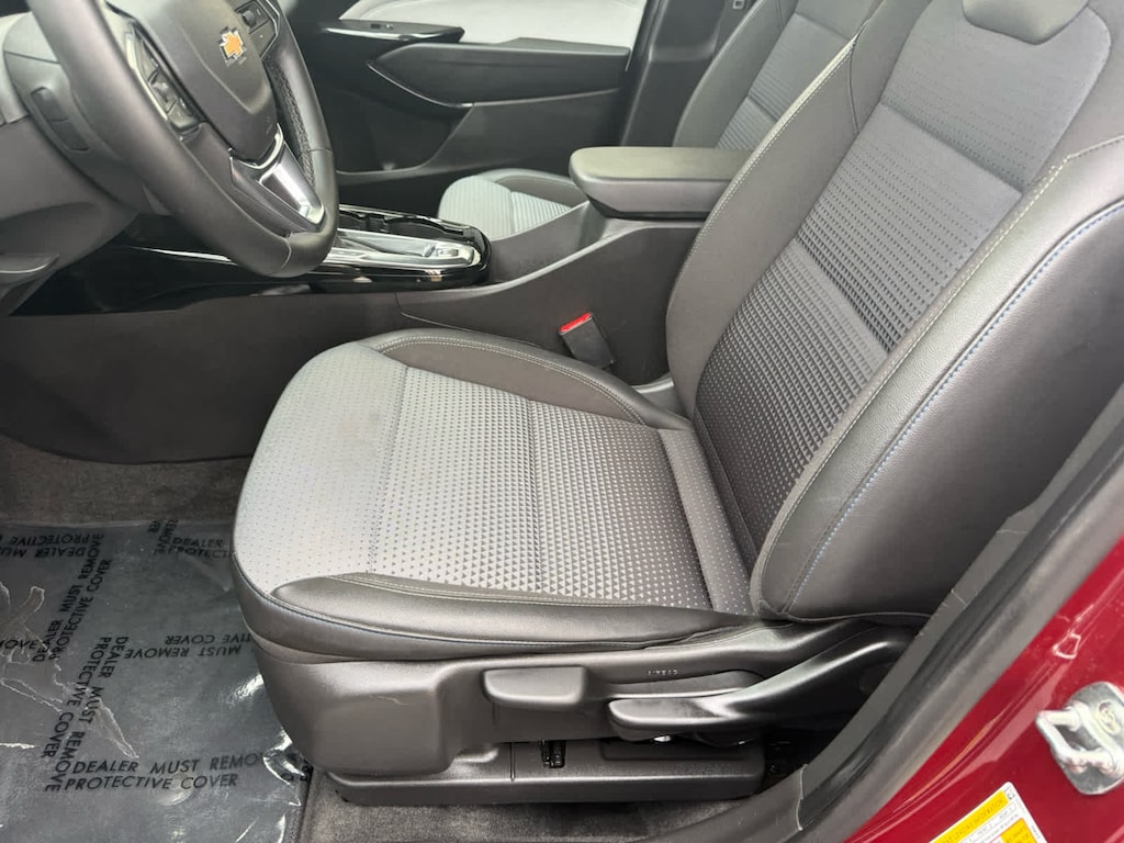 Used 2025 Chevrolet Trax LT SUV