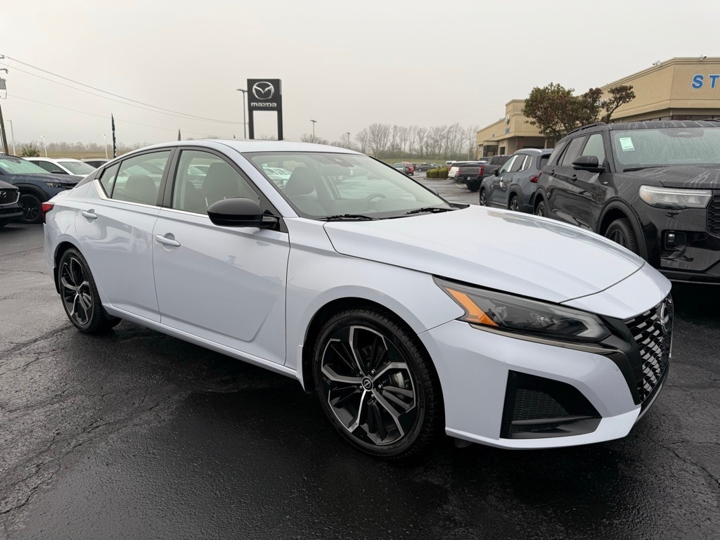 2023 Nissan Altima SR's photo