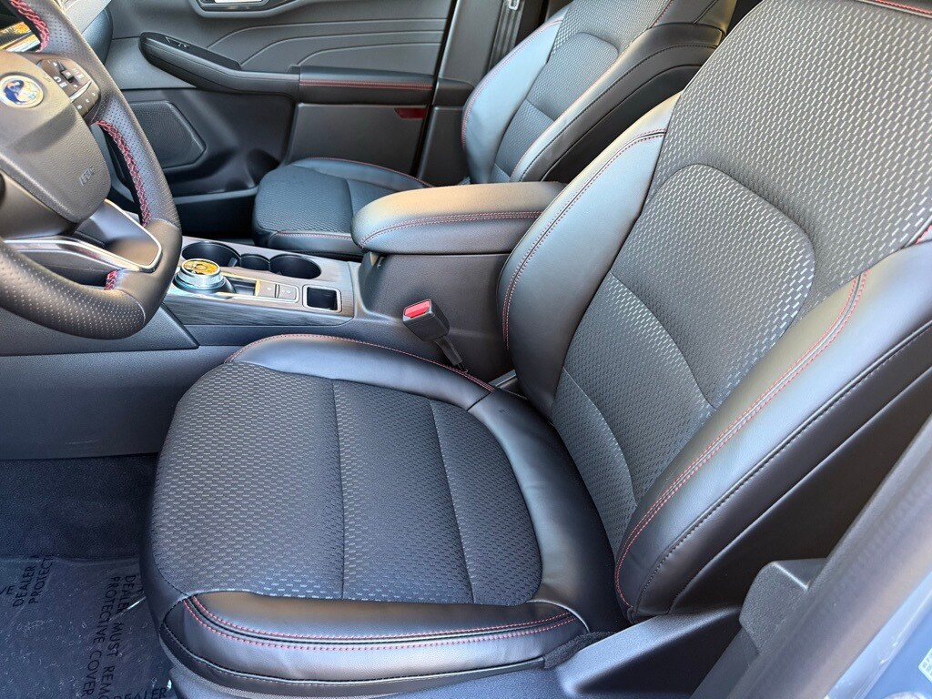 2026 Ford Escape ST-Line photo 4