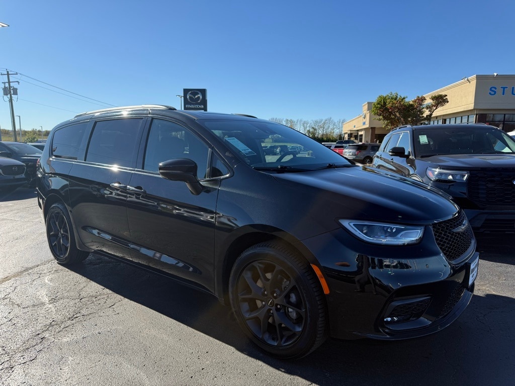 2022 Chrysler Pacifica Limited's photo