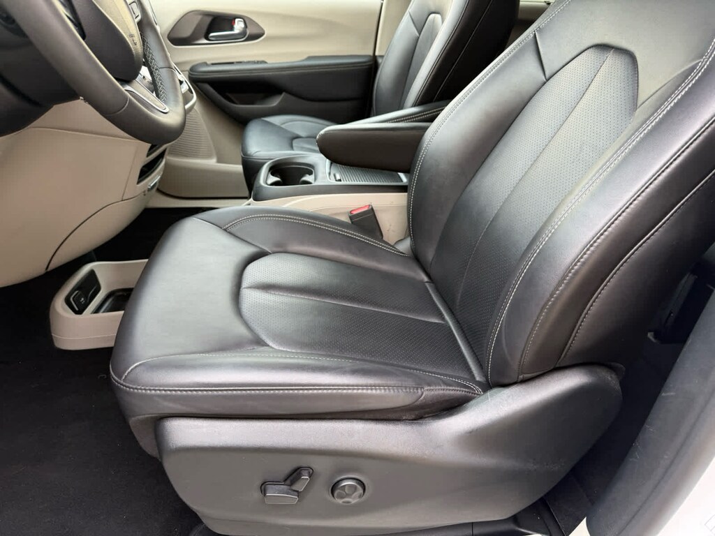 Used 2024 Chrysler Pacifica Touring L