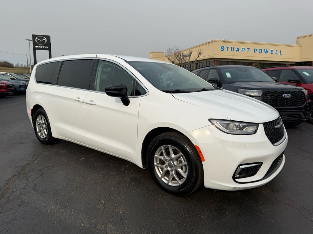 Used 2024 Chrysler Pacifica Touring L