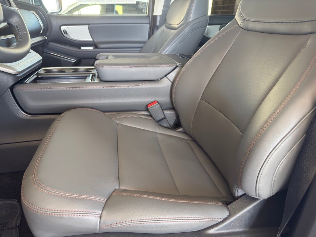 2025 Ford Expedition MAX photo 4
