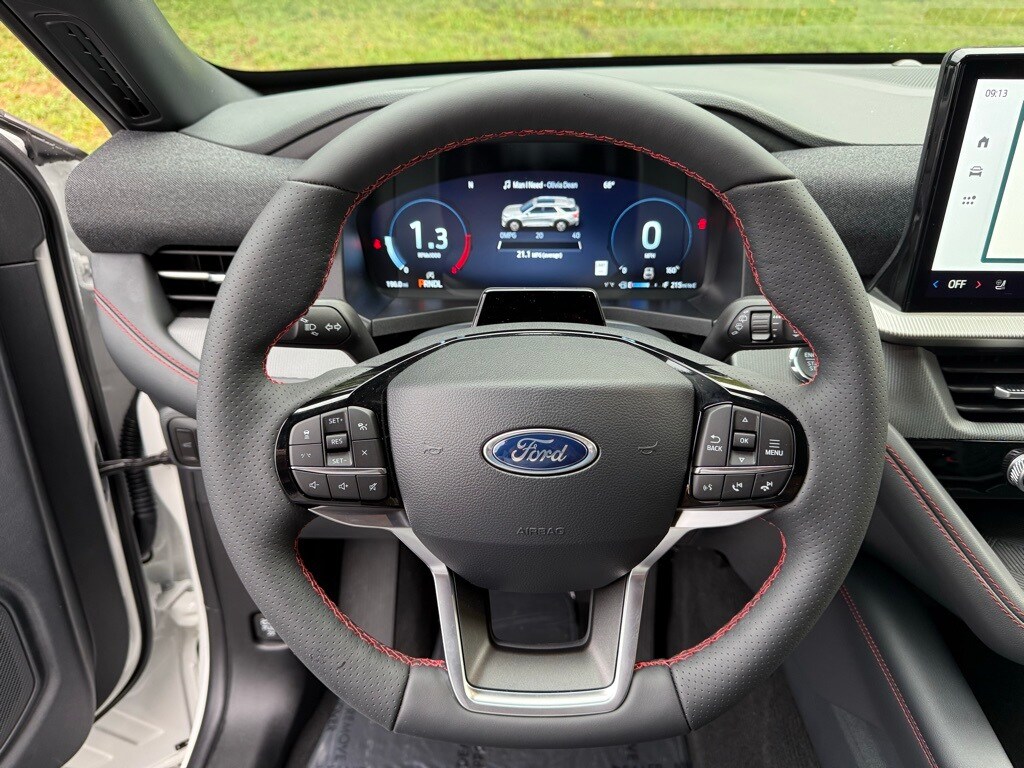 2025 Ford Explorer ST-Line photo 2