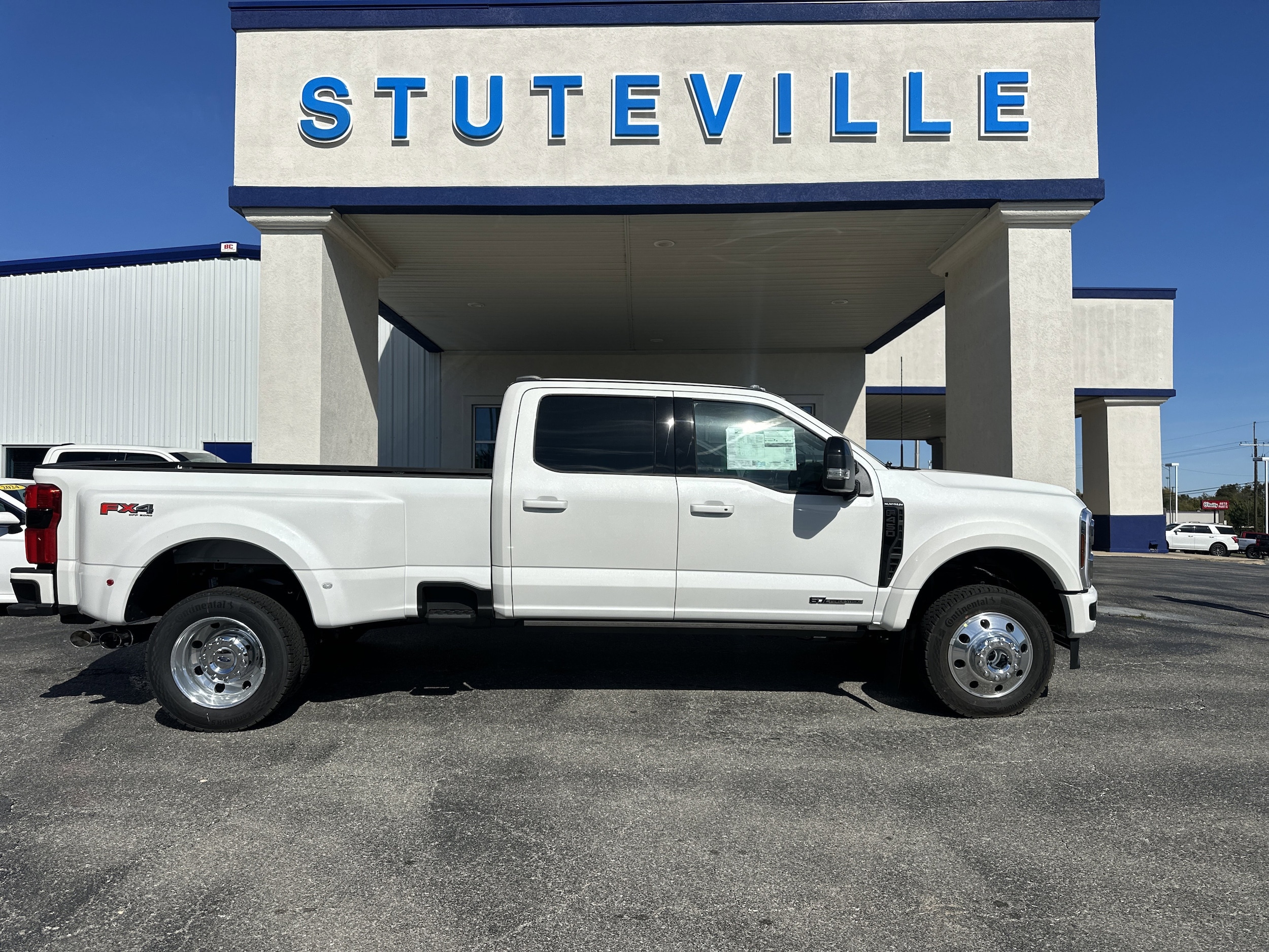 2026 Ford F-450 Super Duty Platinum's photo