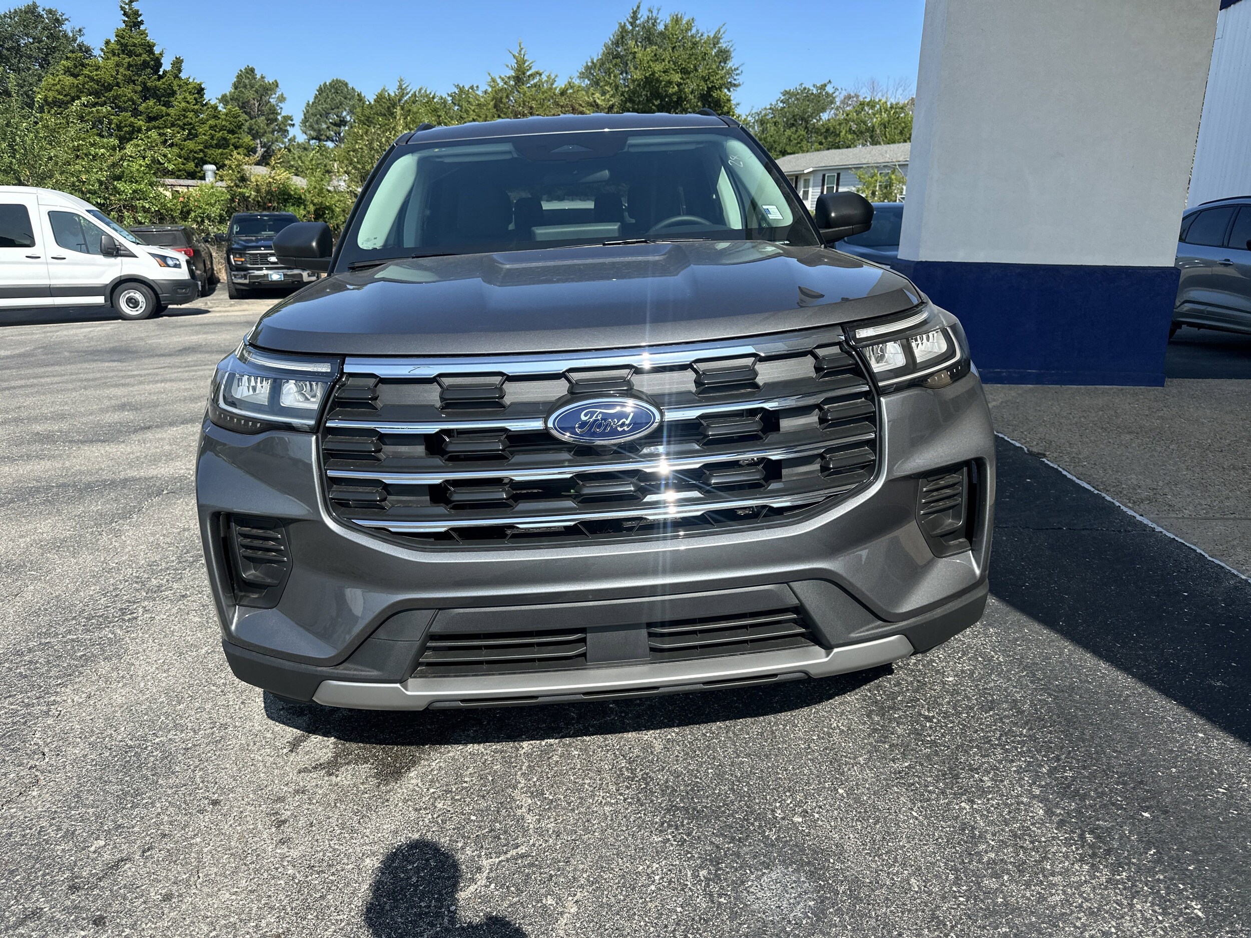 2025 Ford Explorer photo 2