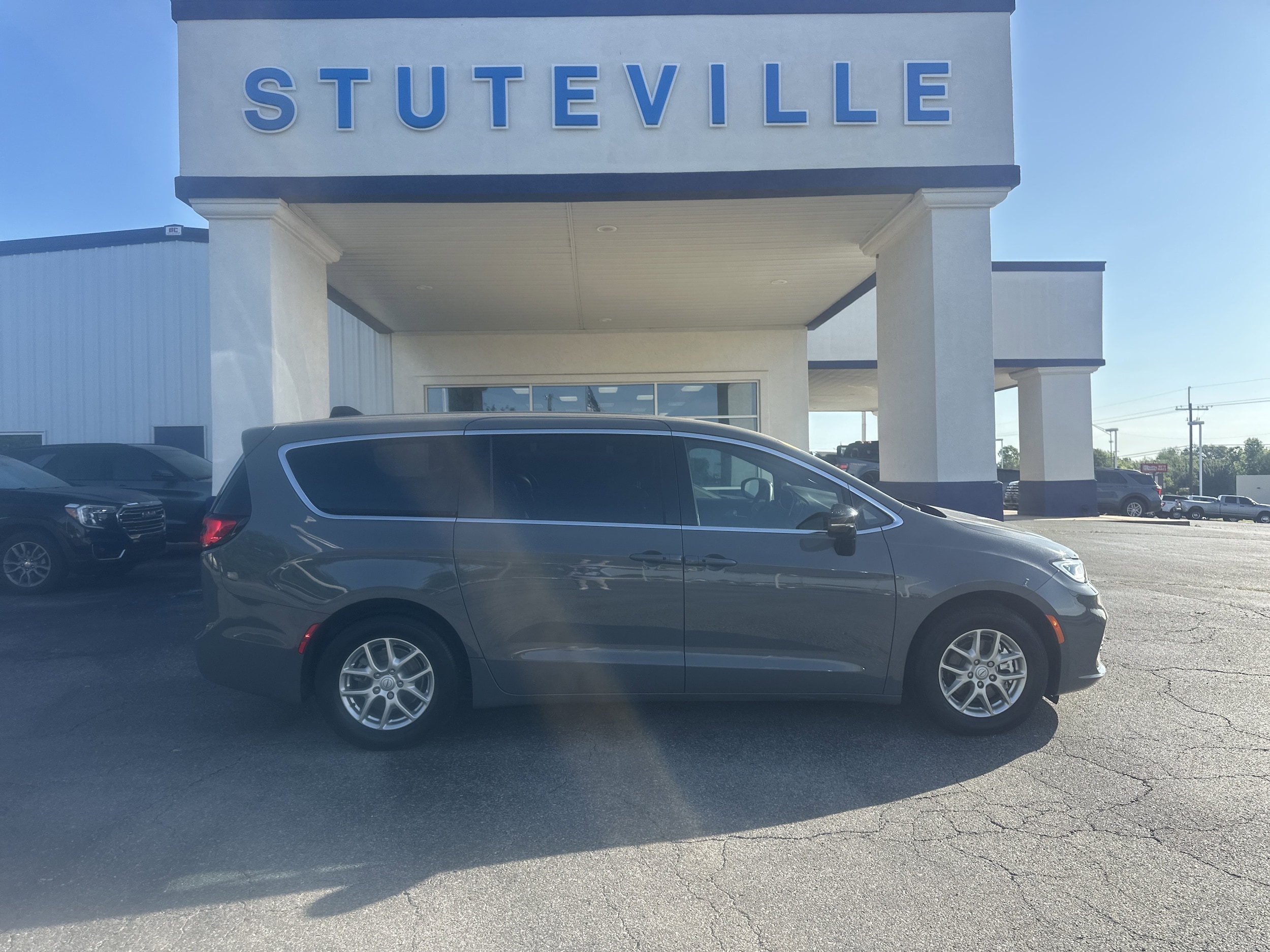 2025 Chrysler Pacifica Select's photo