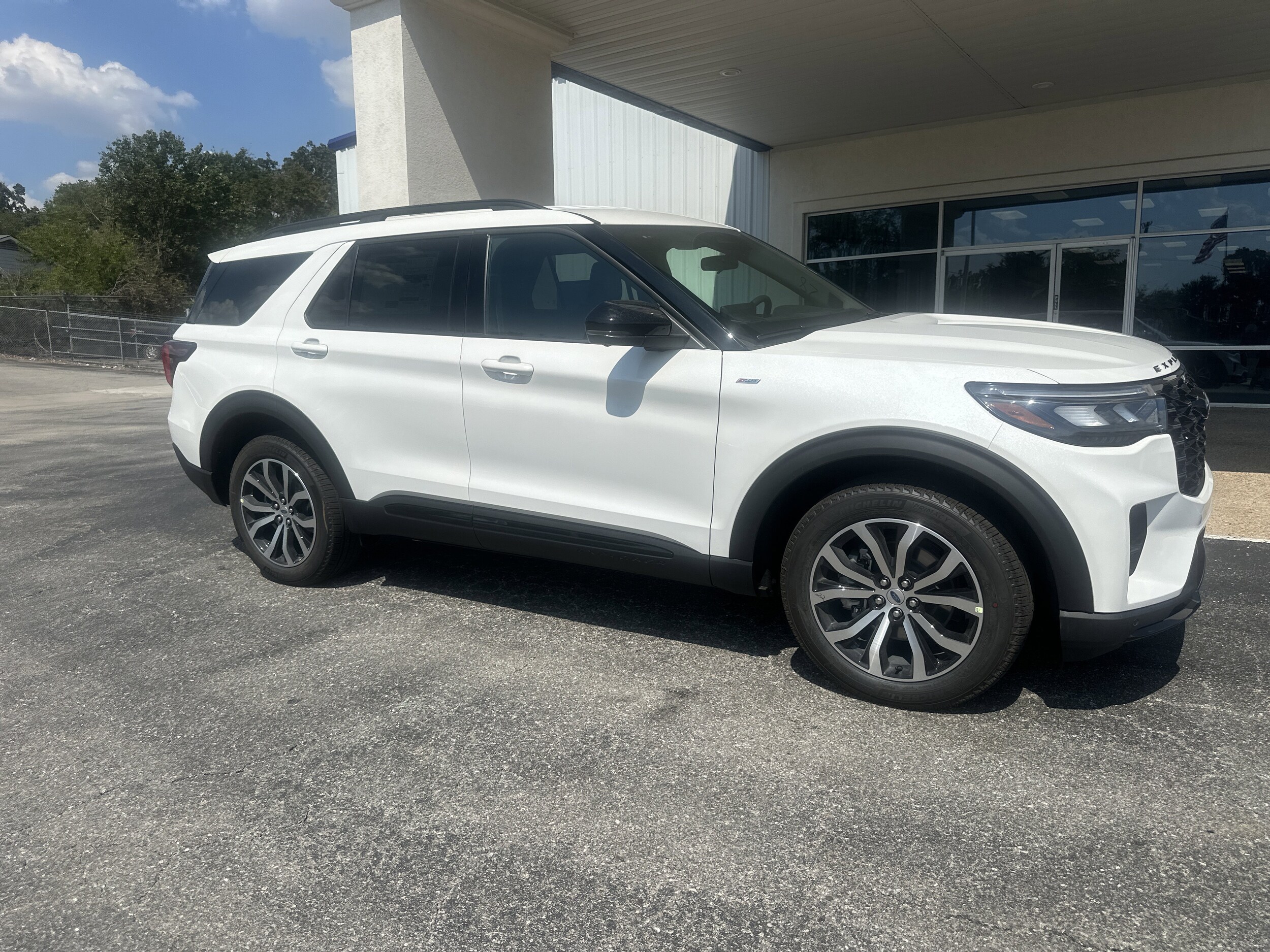 2025 Ford Explorer ST-Line photo 2