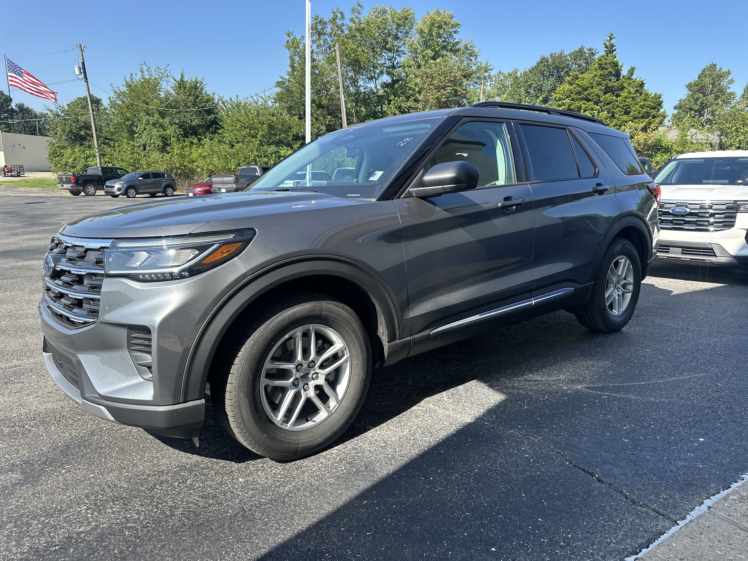 2025 Ford Explorer photo 3