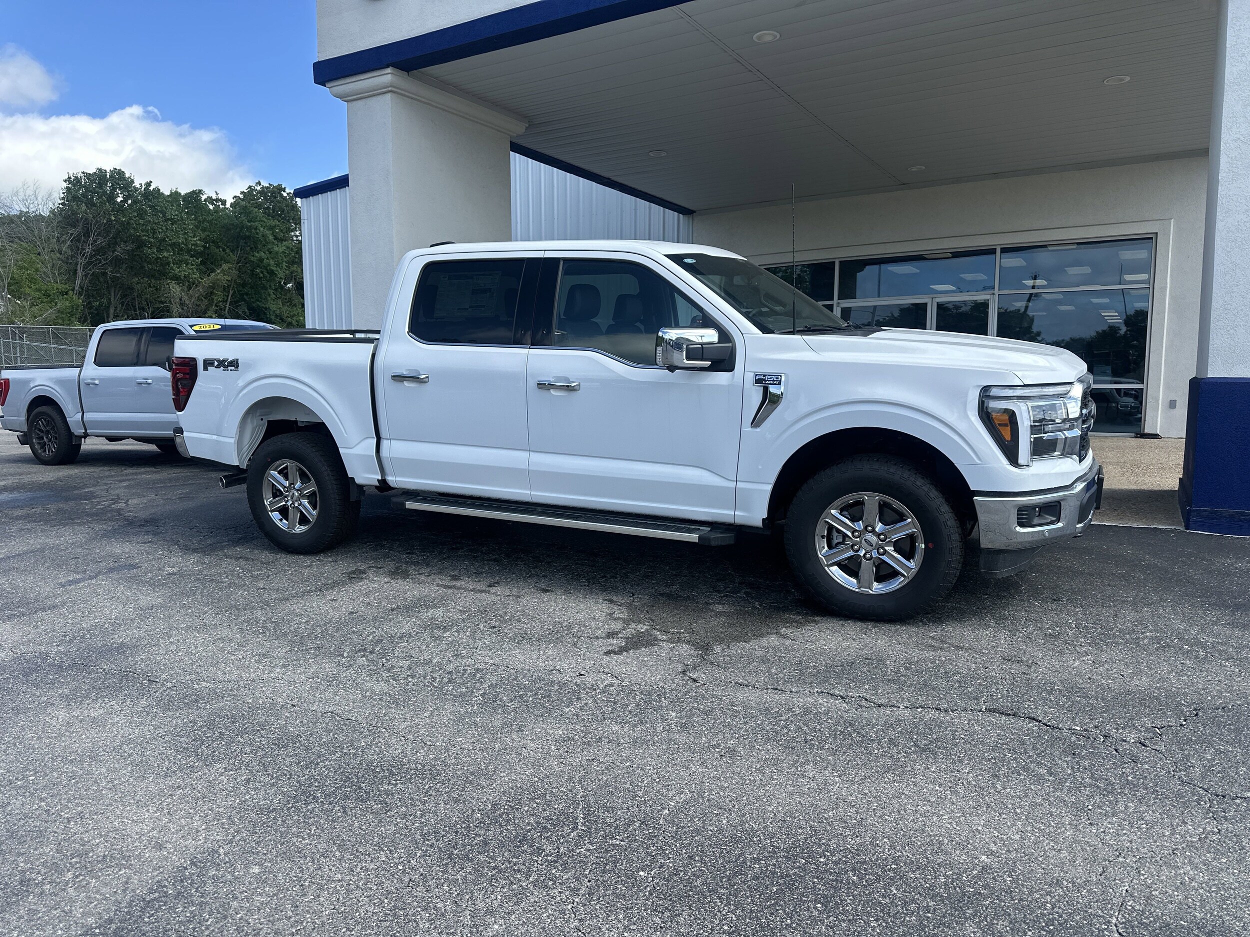 2025 Ford F-150 Lariat photo 2