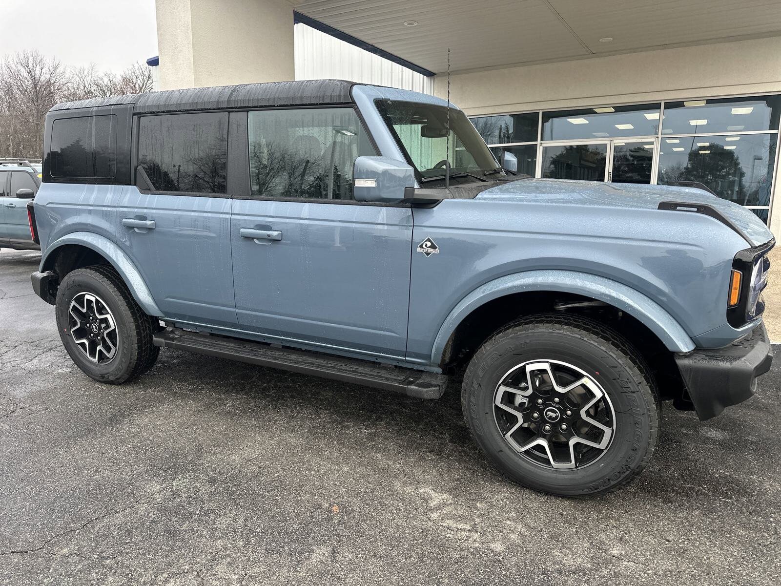 2024 Ford Bronco Outer Banks photo 2