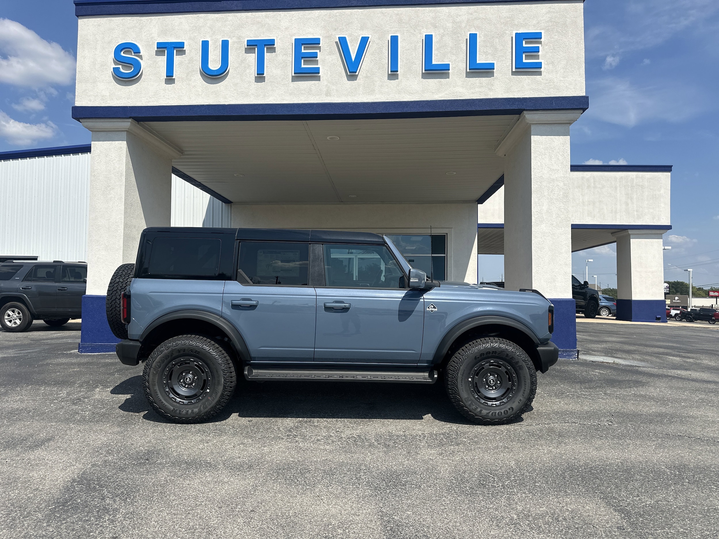 2025 Ford Bronco 4-Door Outer Banks's photo