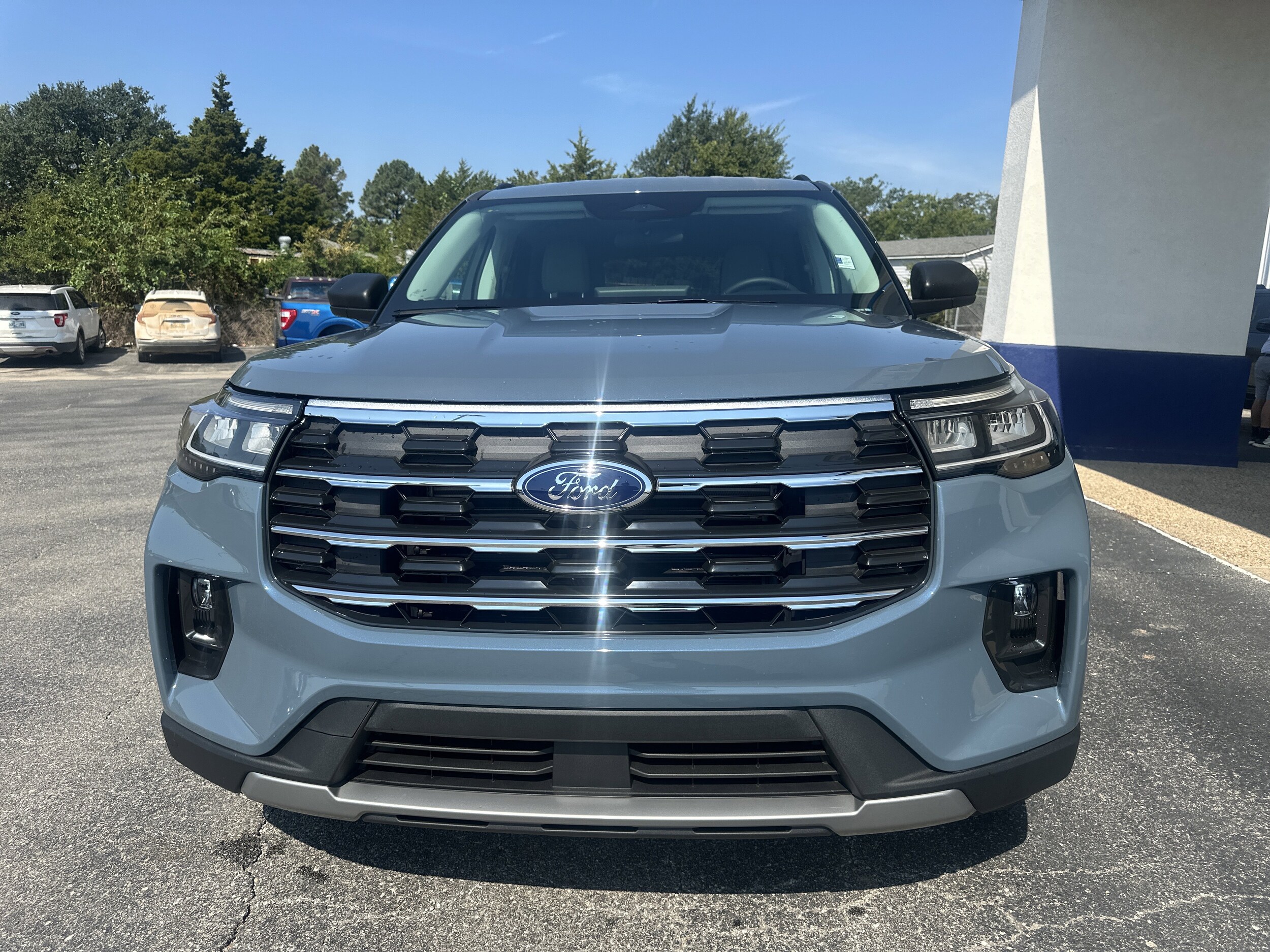 2025 Ford Explorer photo 2