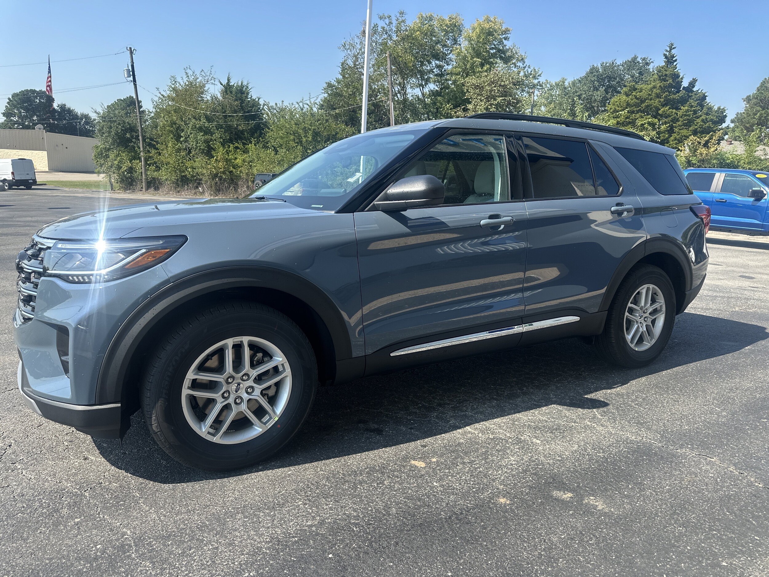 2025 Ford Explorer photo 3