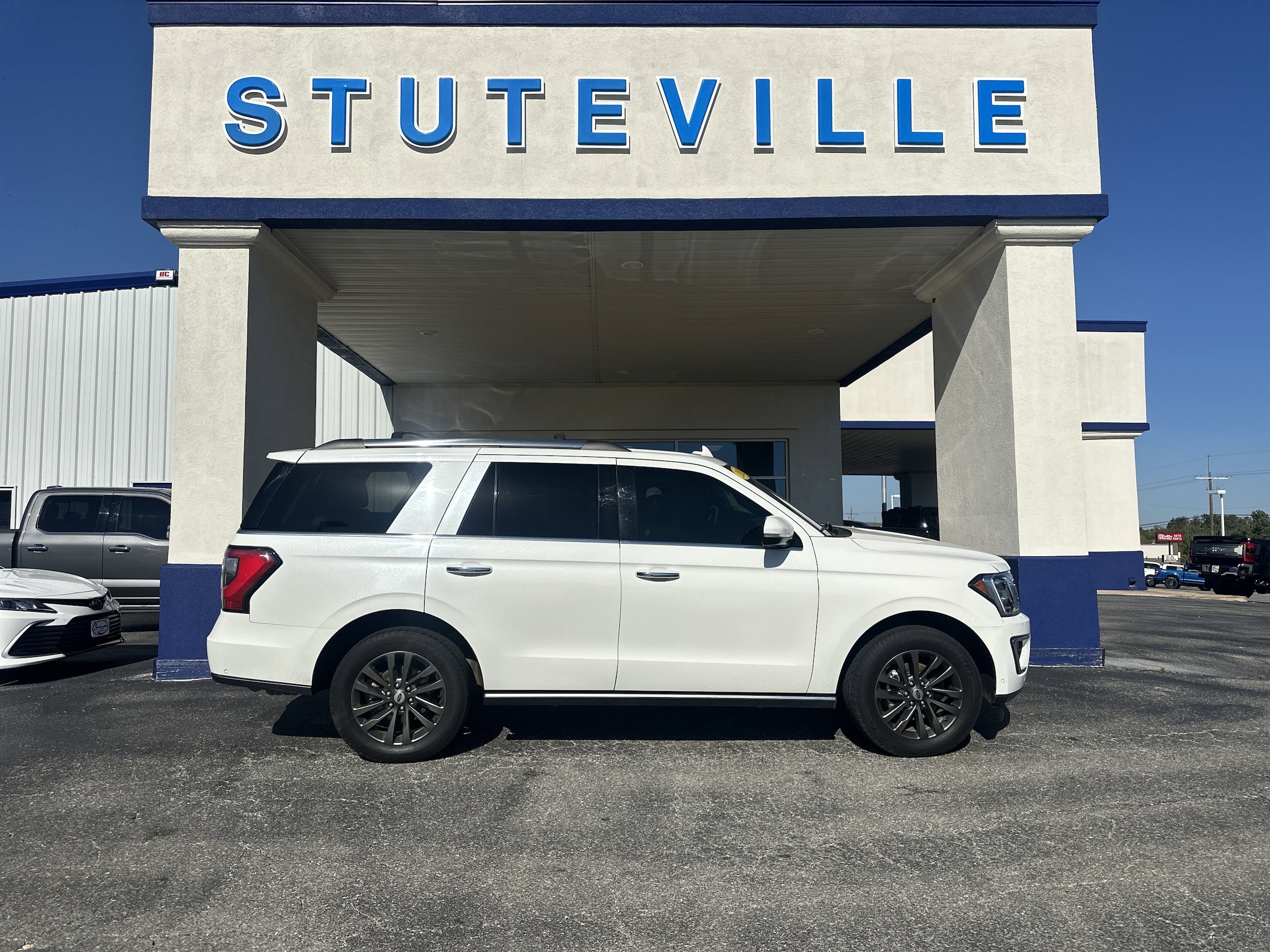 2021 Ford Expedition Limited's photo