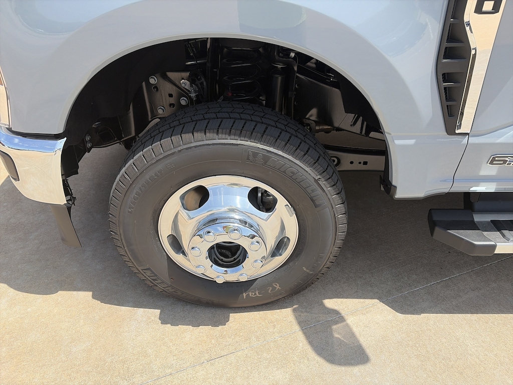 New 2026 Ford Super Duty F-350 DRW LARIAT Truck Crew Cab