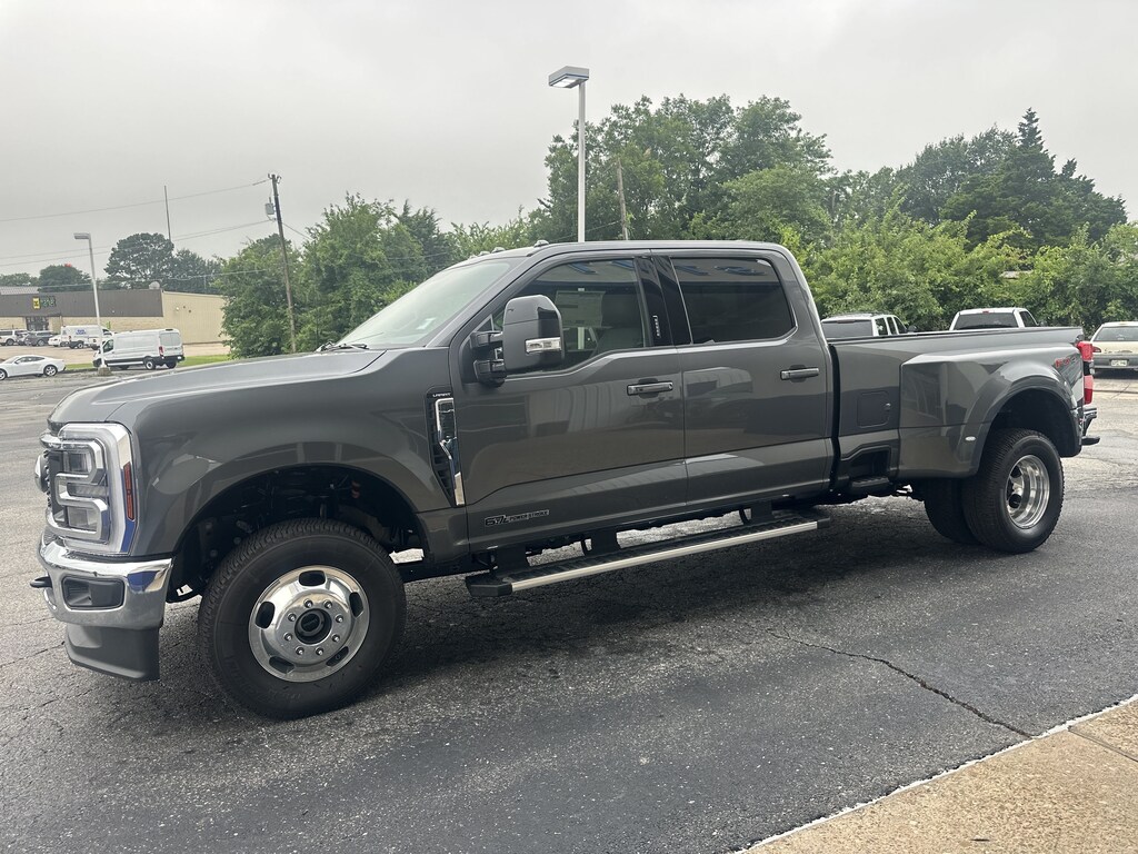 New 2026 Ford Super Duty F-350 DRW LARIAT Truck Crew Cab