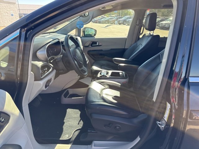 2022 Chrysler Pacifica Touring L photo 3