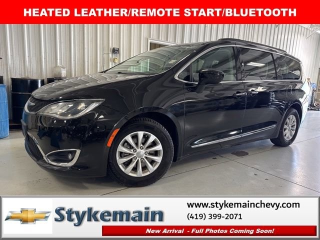 2017 Chrysler Pacifica Touring-L's photo