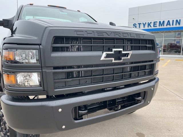 2024 Chevrolet Silverado 6500HD Work Truck photo 3