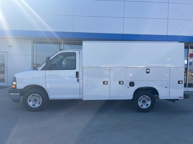 2025 Chevrolet Express Cutaway 3500 photo 2