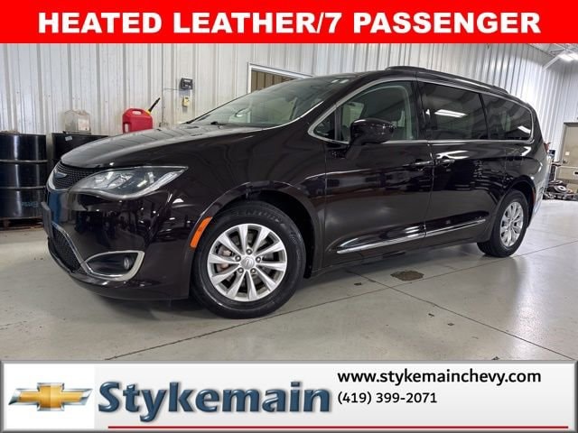 2017 Chrysler Pacifica Touring-L's photo