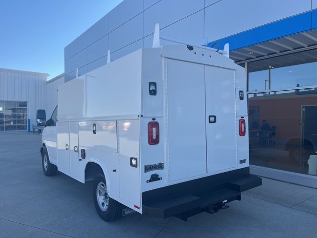 2025 Chevrolet Express Cutaway 3500 photo 2