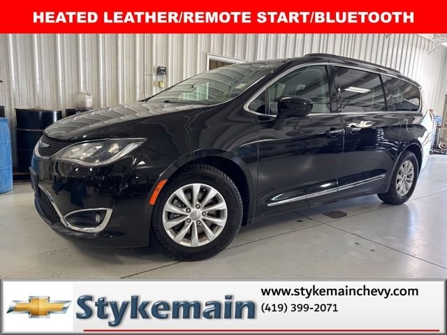 2017 Chrysler Pacifica Touring-L's photo