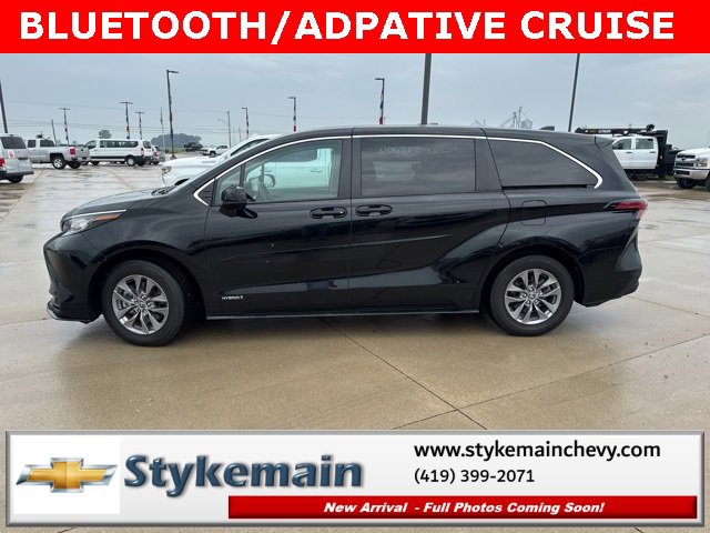 2021 Toyota Sienna LE photo 2