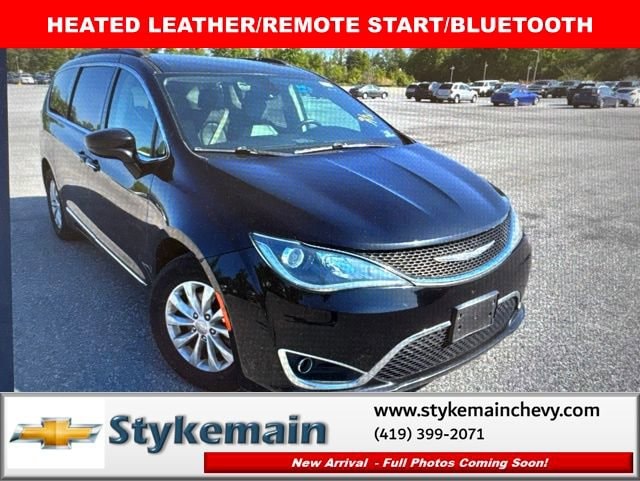 2017 Chrysler Pacifica Touring-L's photo