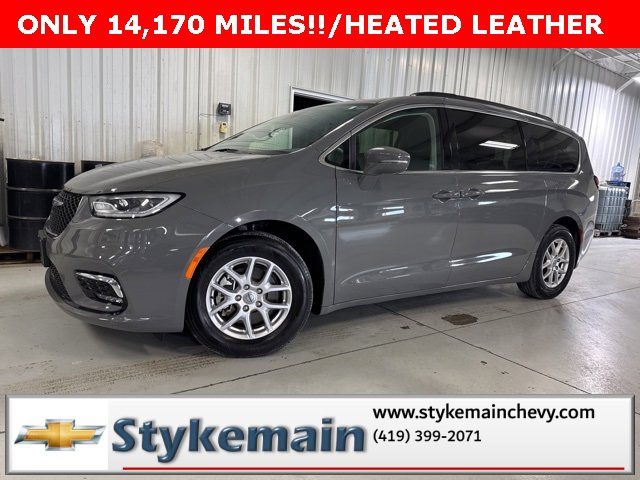 2022 Chrysler Pacifica Touring L's photo