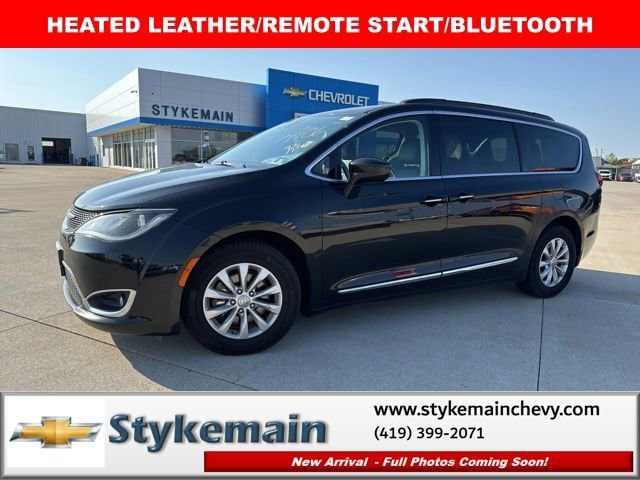 2017 Chrysler Pacifica Touring-L's photo