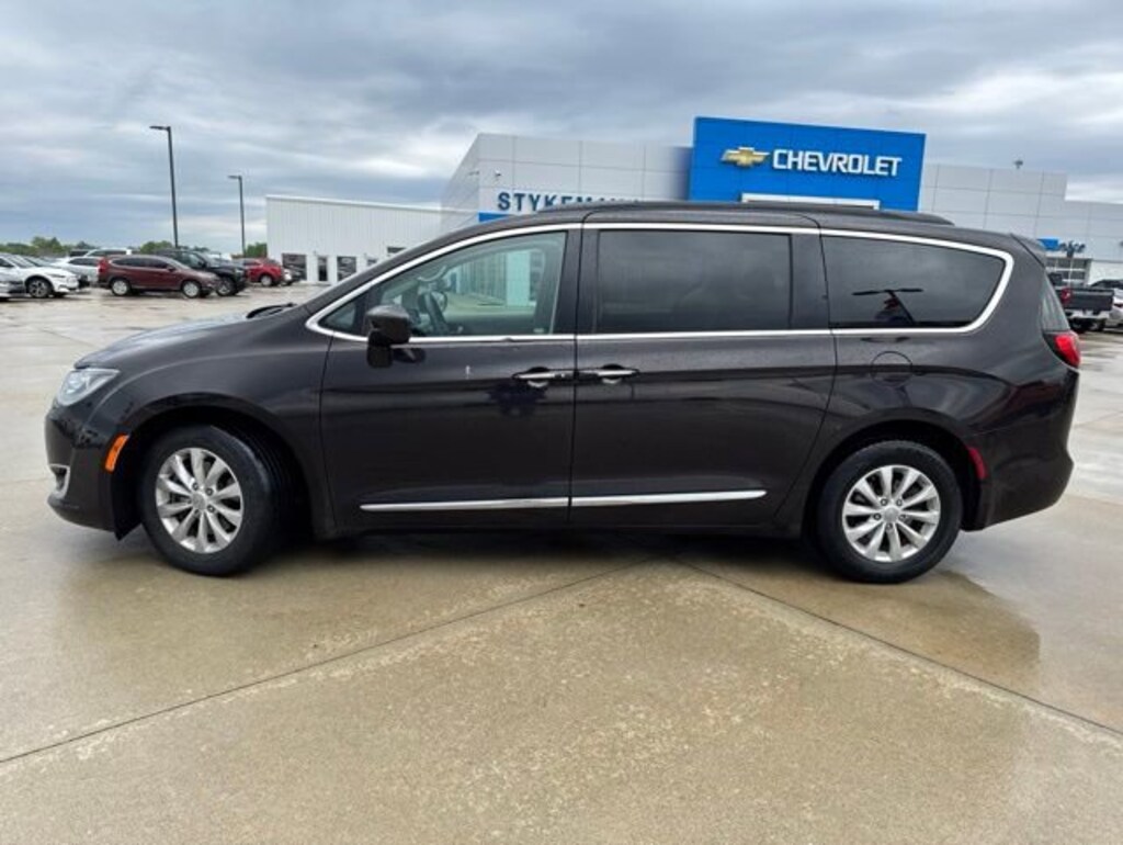 Used 2017 Chrysler Pacifica Touring-L Van