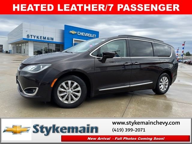 2017 Chrysler Pacifica Touring-L's photo