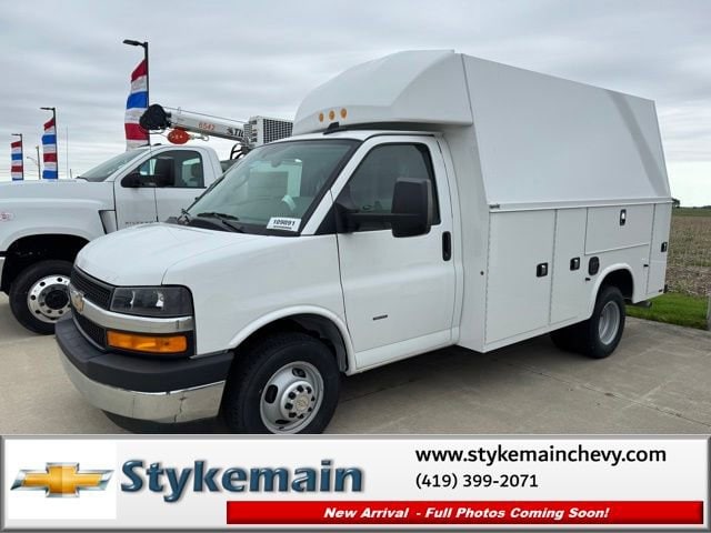 Summit White 2025 Chevrolet Express Chassis Van Rear-Wheel Drive Automatic