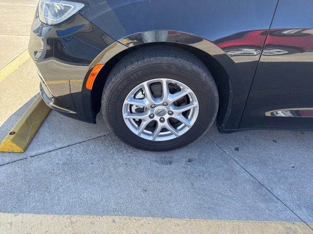 2022 Chrysler Pacifica Touring L photo 2